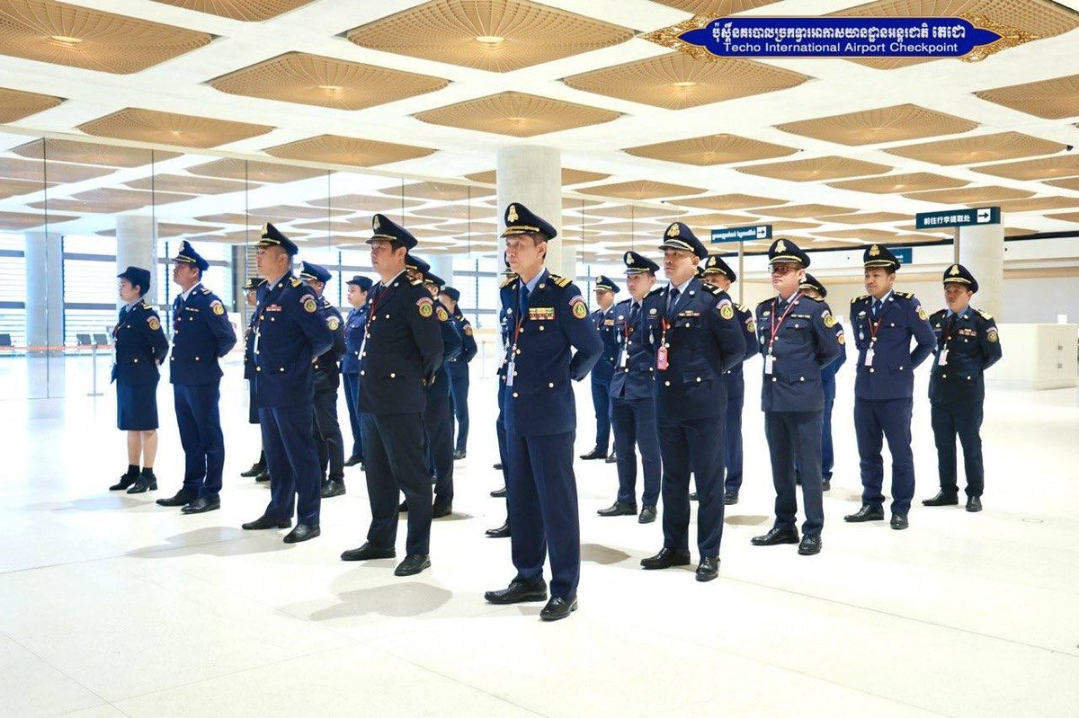 德崇国际机场警务部举行升旗仪式 强化内部纪律