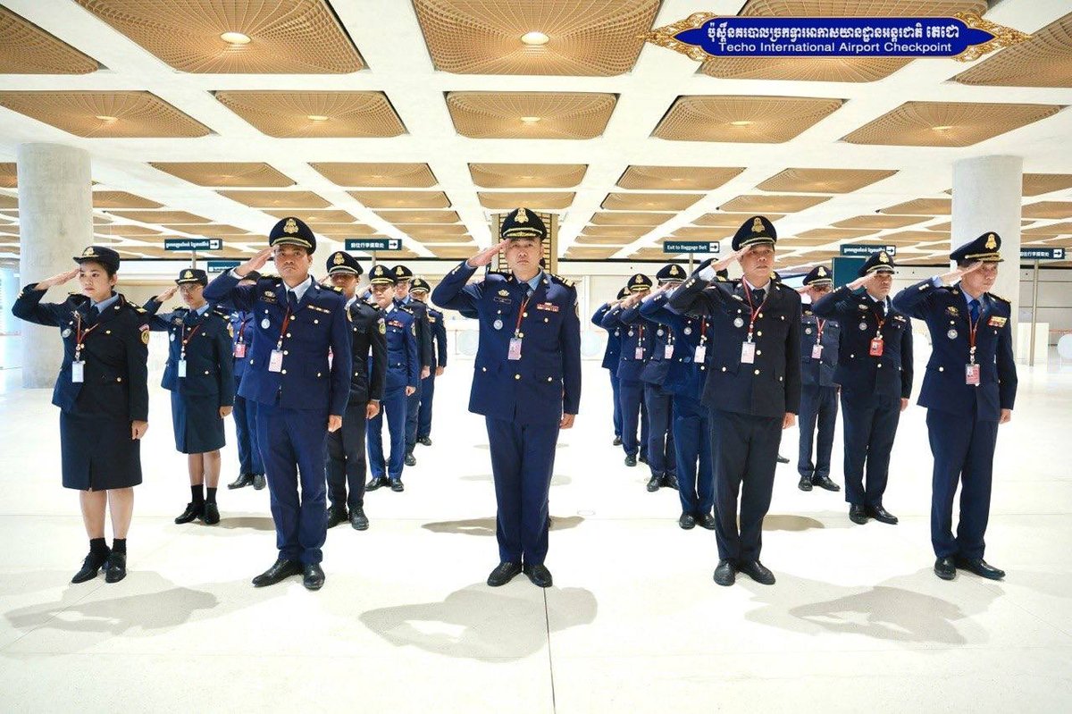 德崇国际机场警务部举行升旗仪式 强化内部纪律