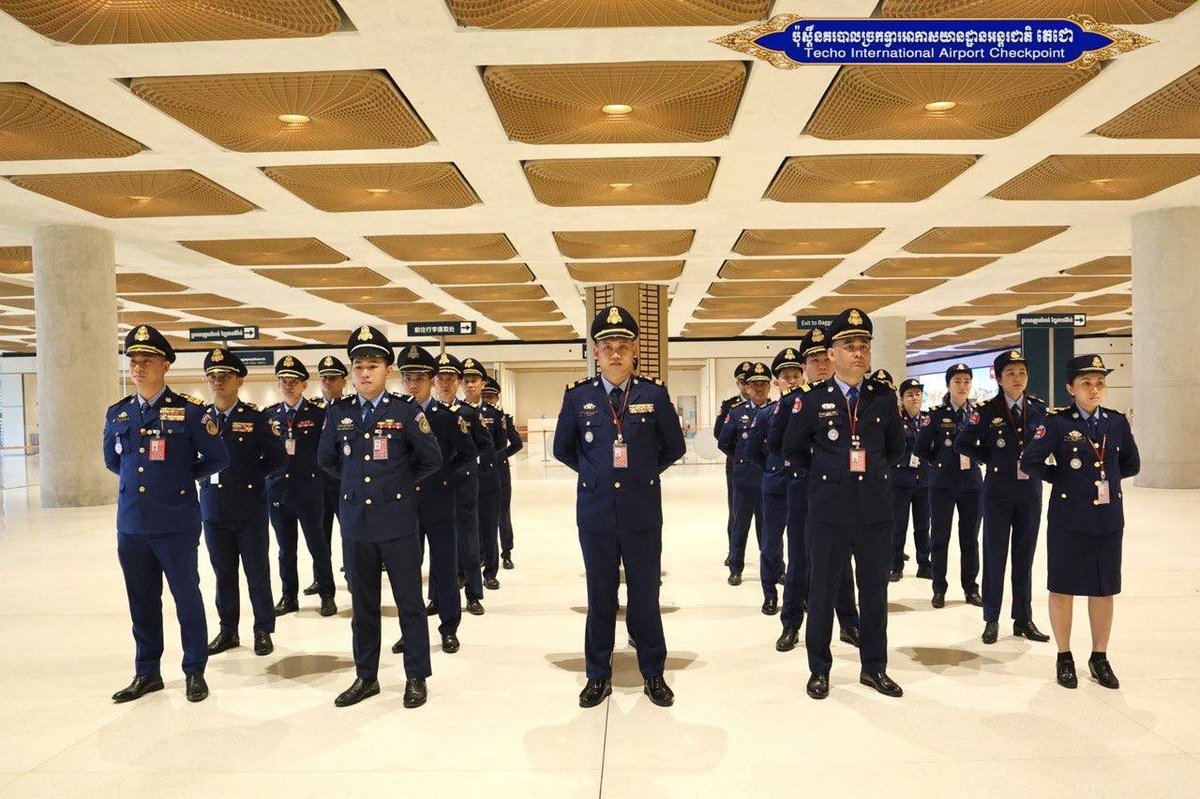 德崇国际机场警察局举行升旗仪式并开展纪律宣导
