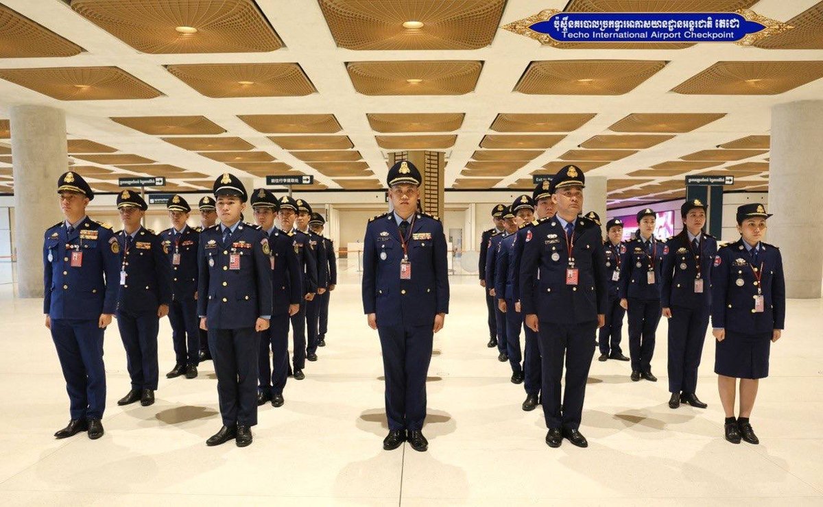 德崇国际机场警察局举行升旗仪式并开展纪律宣导