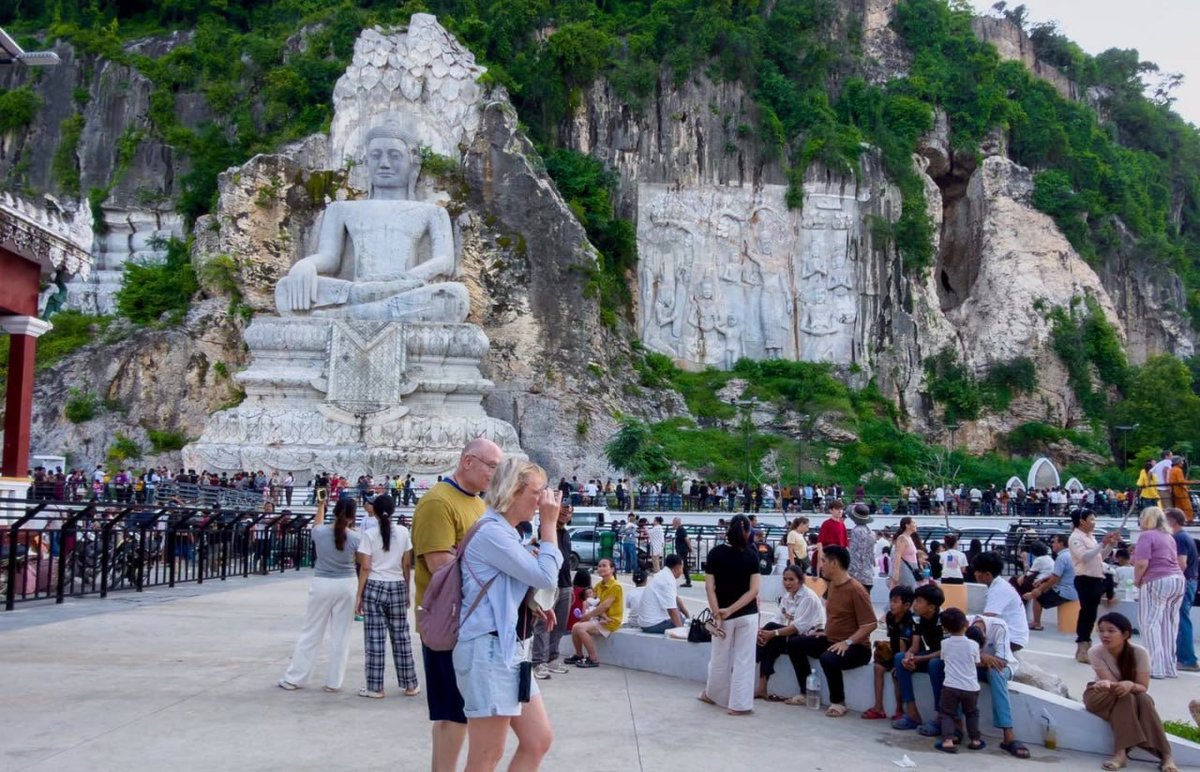 亡人节期间，大量游客前往马德望省Phnom Sampov参观