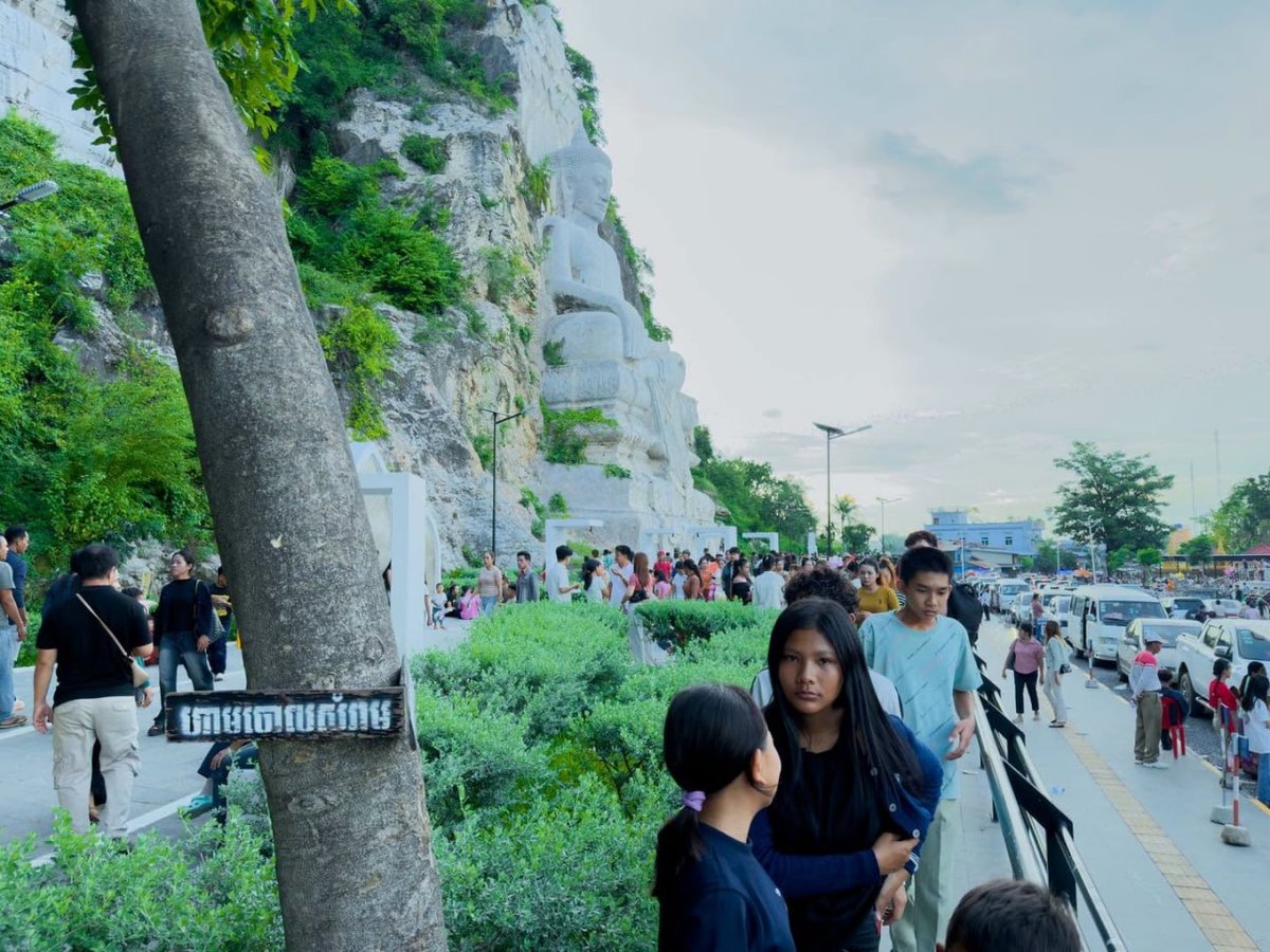 亡人节期间，大量游客前往马德望省Phnom Sampov参观