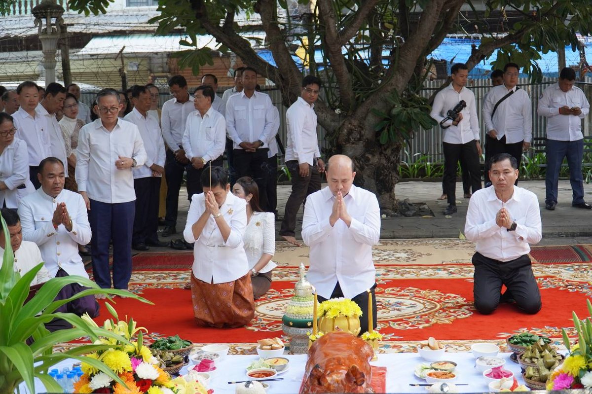 洪玛尼出席亡人节祭祀活动 悼念红色高棉受害者