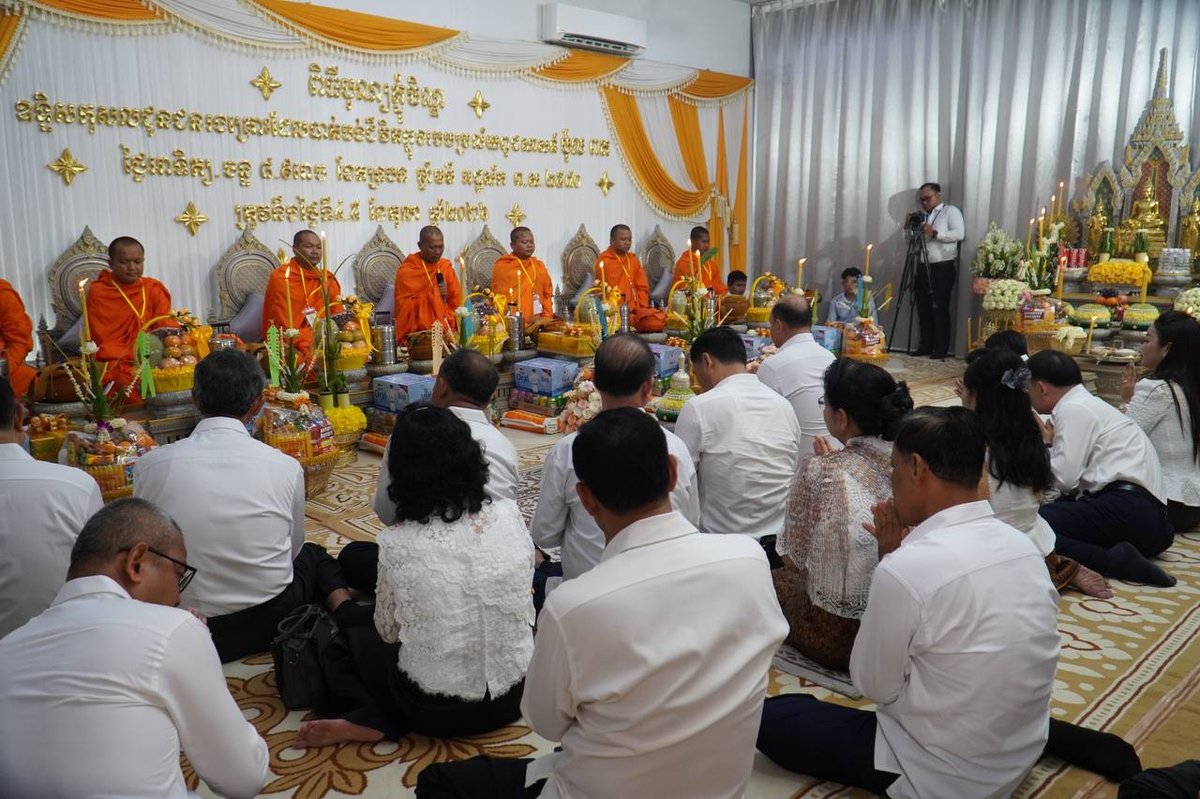 洪玛尼出席亡人节祭祀活动 悼念红色高棉受害者