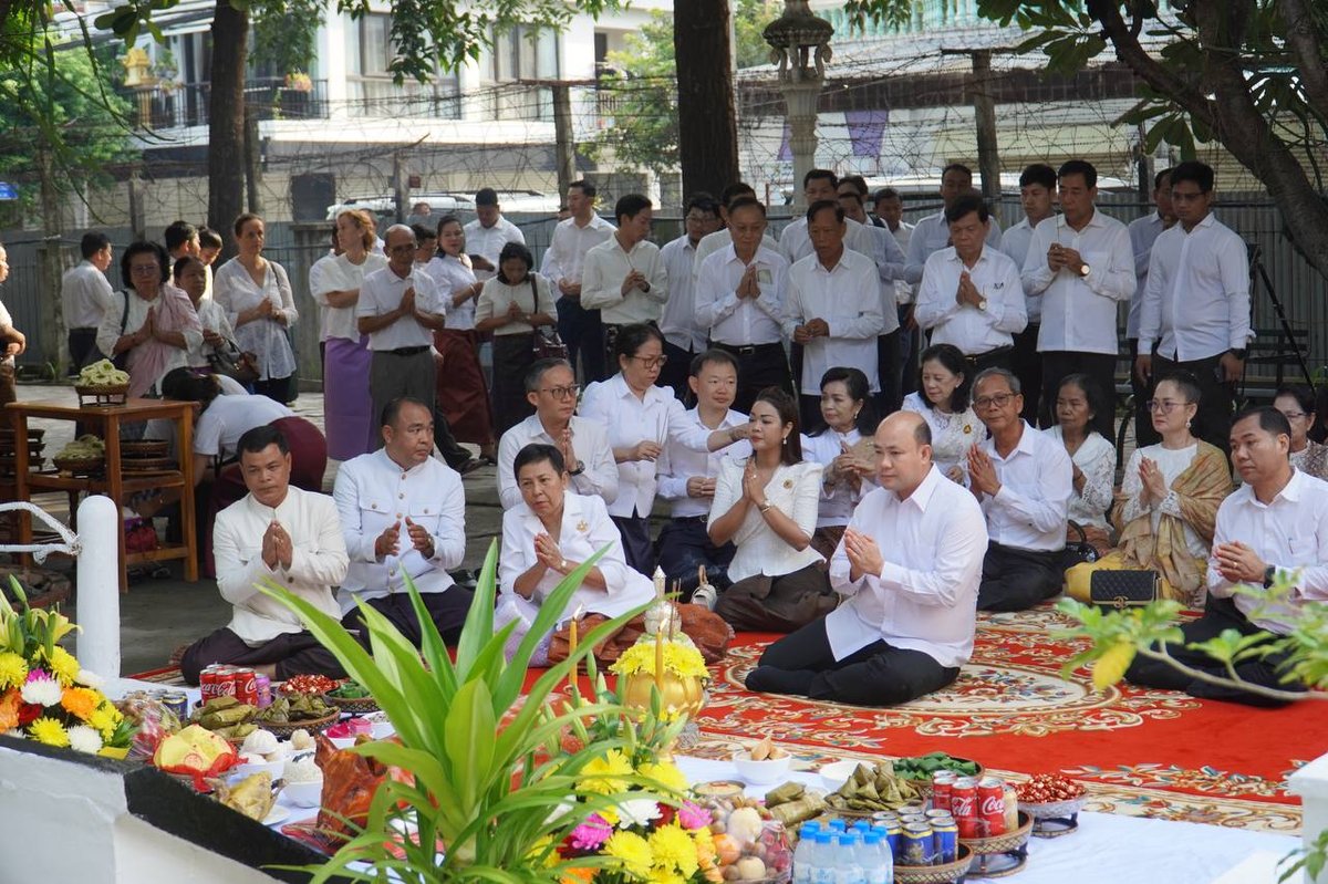 洪玛尼出席亡人节祭祀活动 悼念红色高棉受害者
