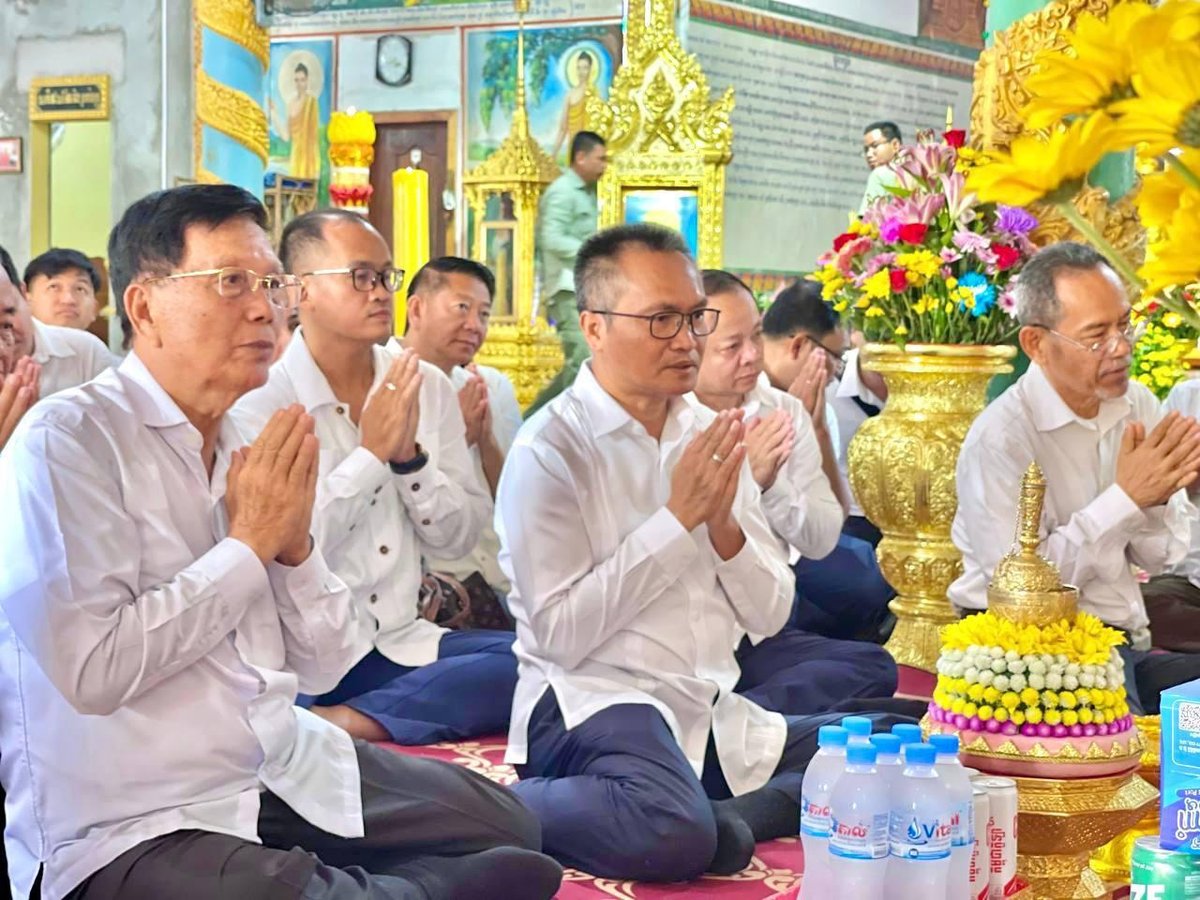 政府工作组赴西哈努克省慰问寺庙 捐赠物资