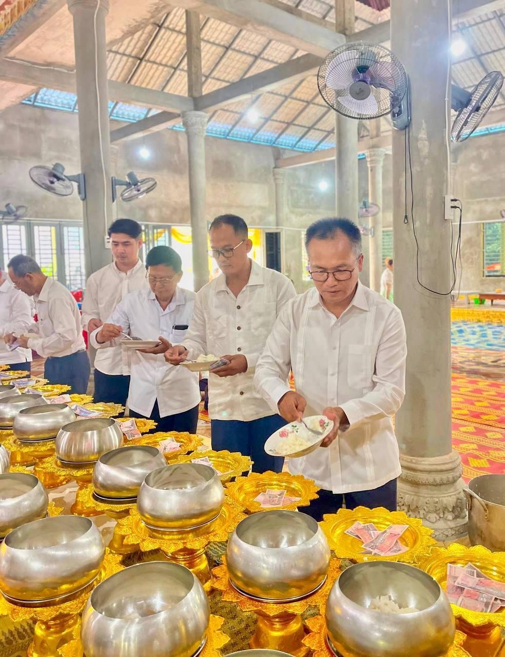 政府工作组赴西哈努克省慰问寺庙 捐赠物资
