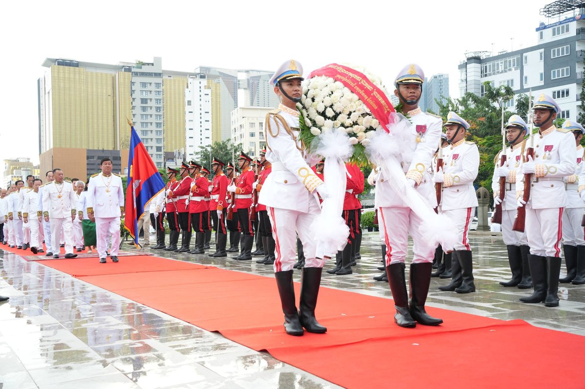 国土规划与建设部代表团在独立纪念碑向西哈努克国王敬献花圈,纪