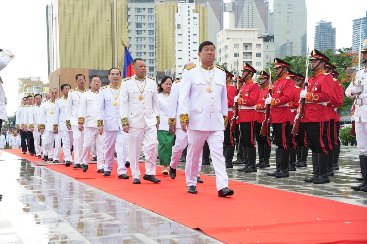 国土规划与建设部代表团在独立纪念碑向西哈努克国王敬献花圈,纪
