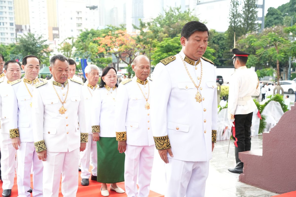 国土规划与建设部代表团在独立纪念碑向西哈努克国王敬献花圈,纪
