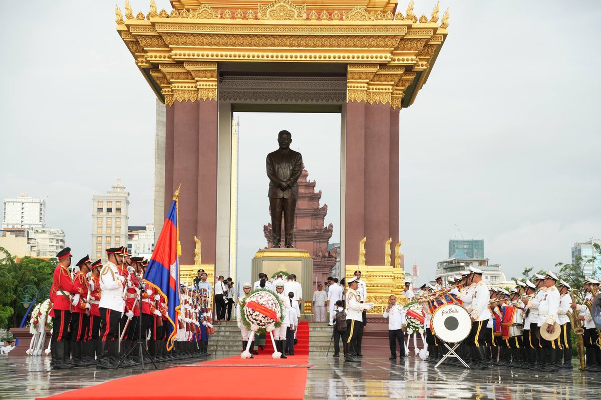 国土规划与建设部代表团在独立纪念碑向西哈努克国王敬献花圈,纪