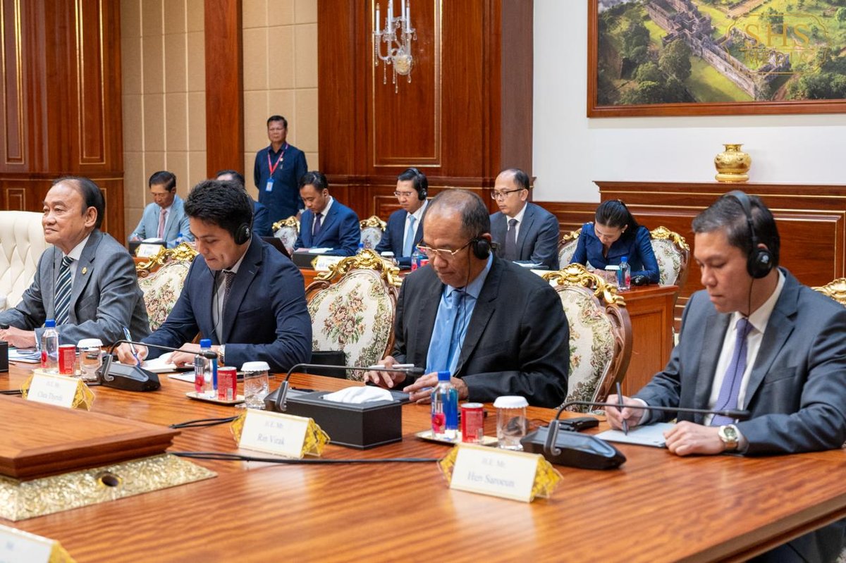 洪森会见老挝青年联盟代表 深化两国党际青年交流