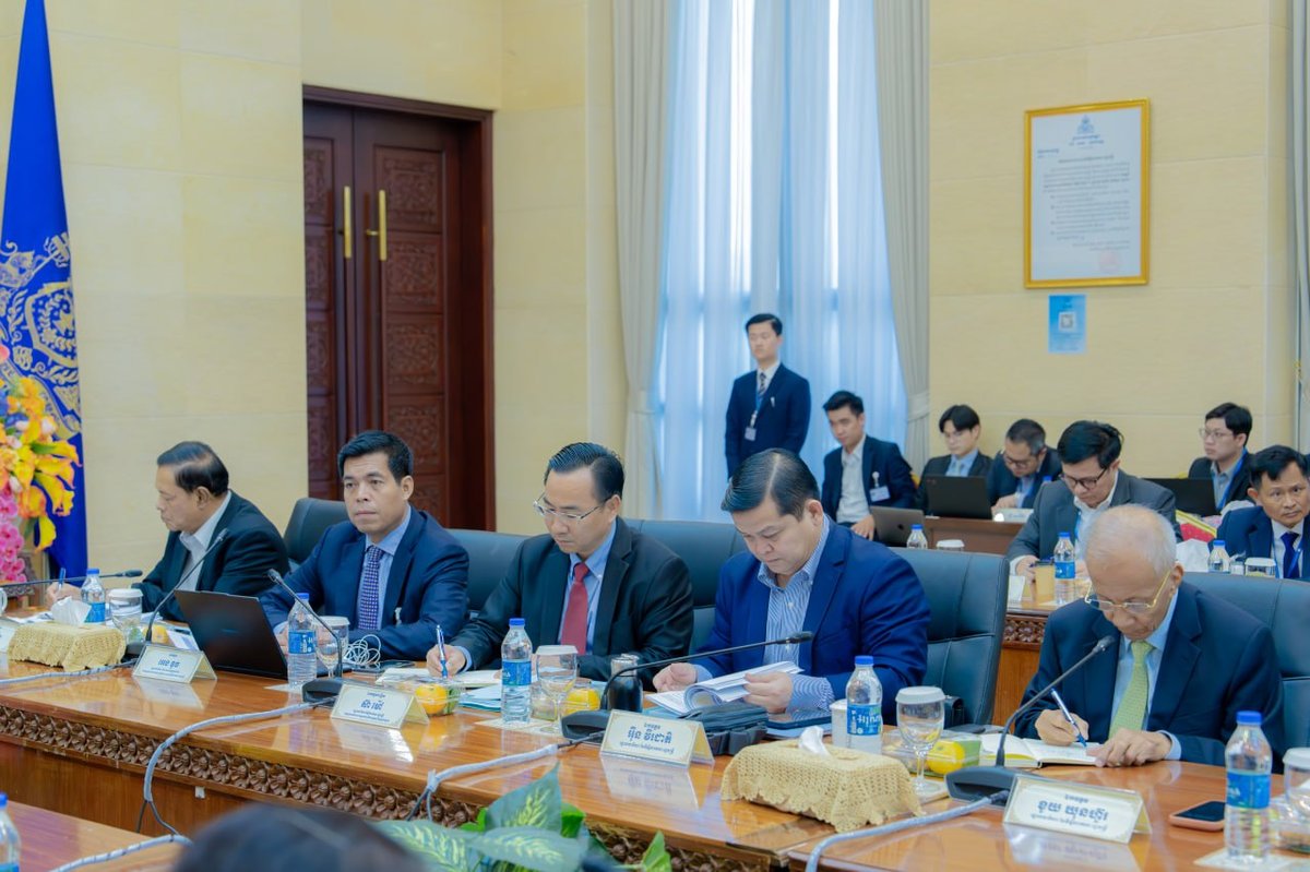 副总理旺西维索主持内阁办公厅内部会议
