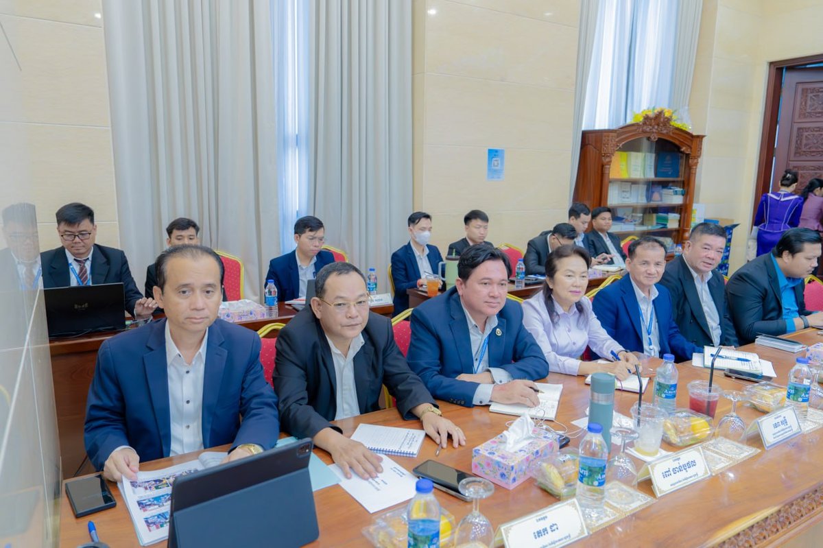 副总理旺西维索主持内阁办公厅内部会议
