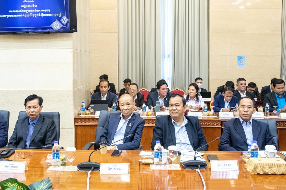 副总理旺西维索主持内阁办公厅内部会议