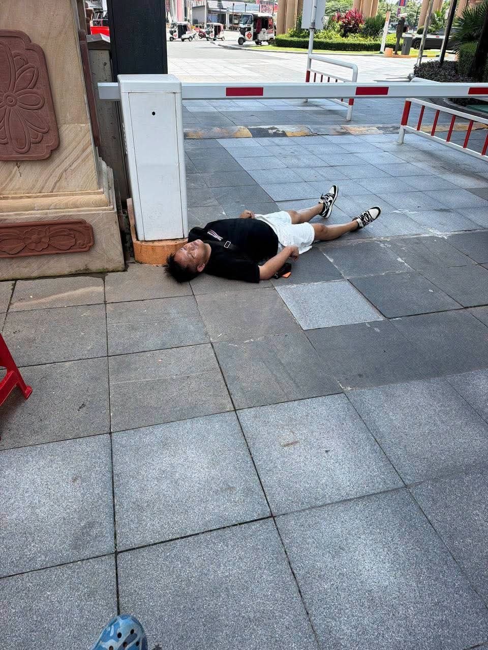 西港一中国籍男子在公寓门口晕倒 已送医救治