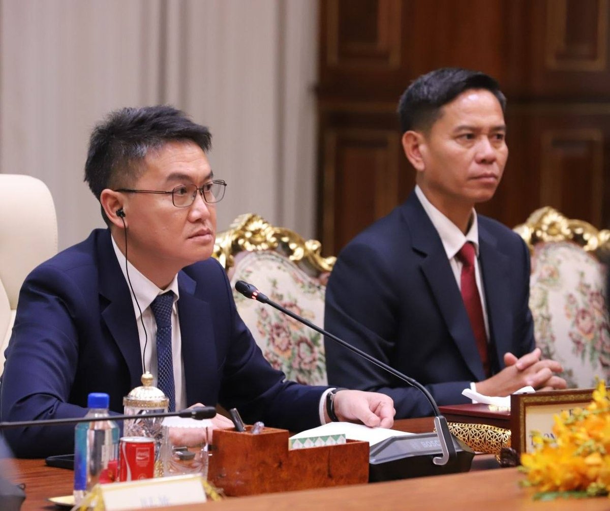 洪森会见老挝青年代表团 强调双边友好合作
