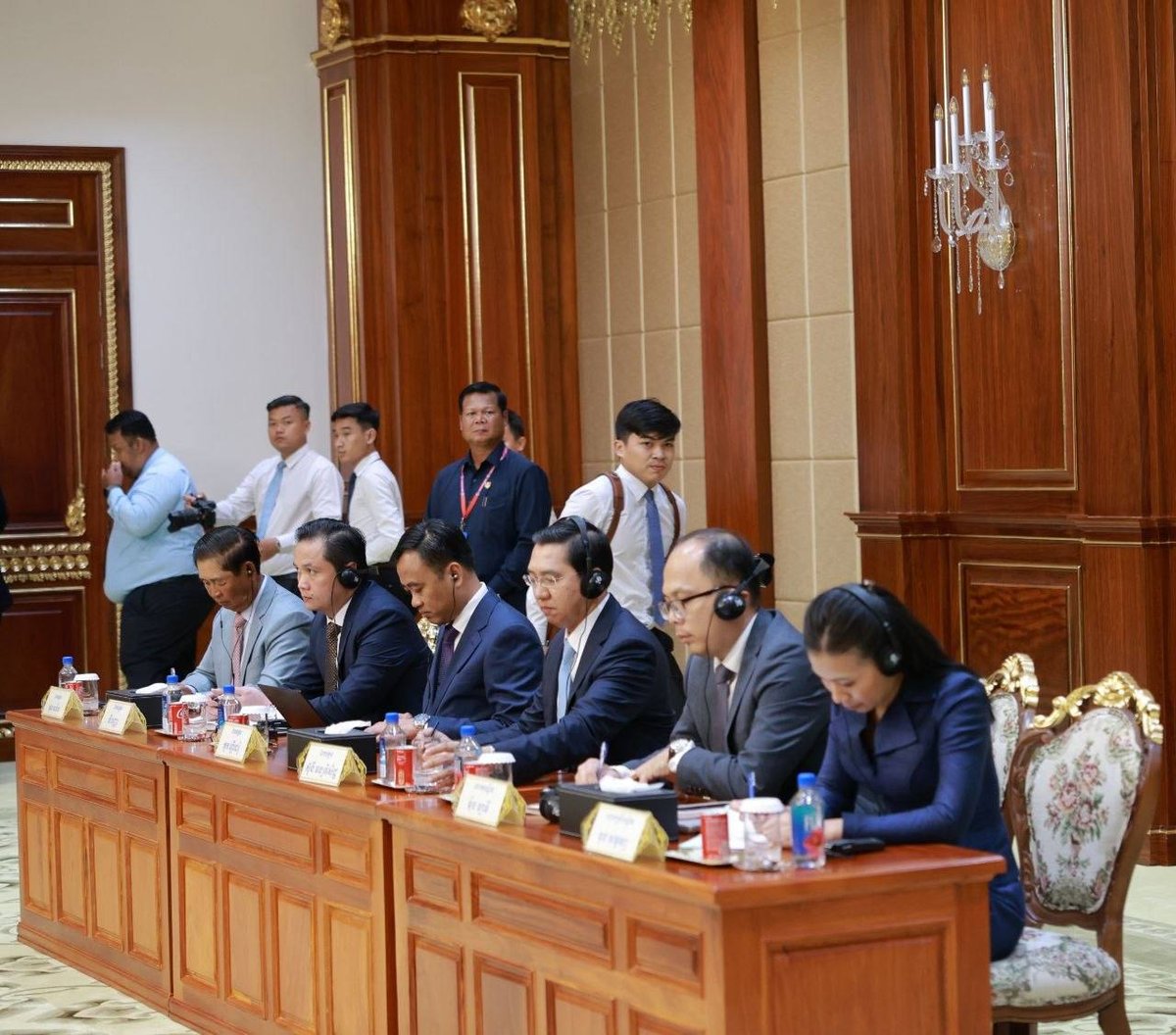洪森会见老挝青年代表团 强调双边友好合作
