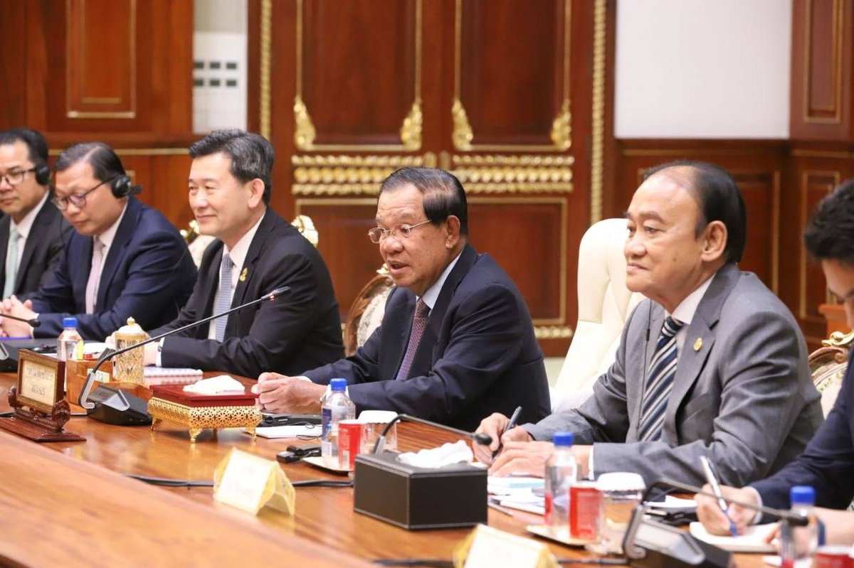 洪森会见老挝青年代表团 强调双边友好合作