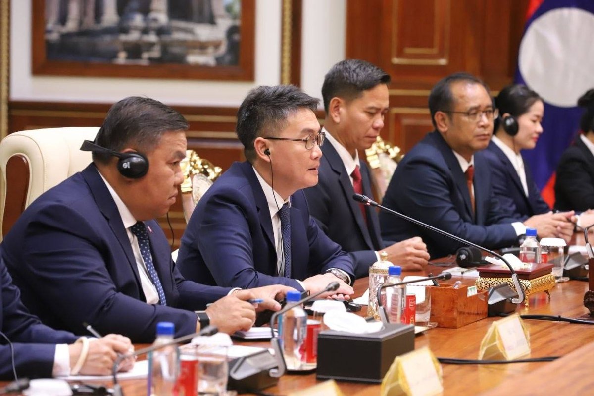 洪森会见老挝青年代表团 强调双边友好合作