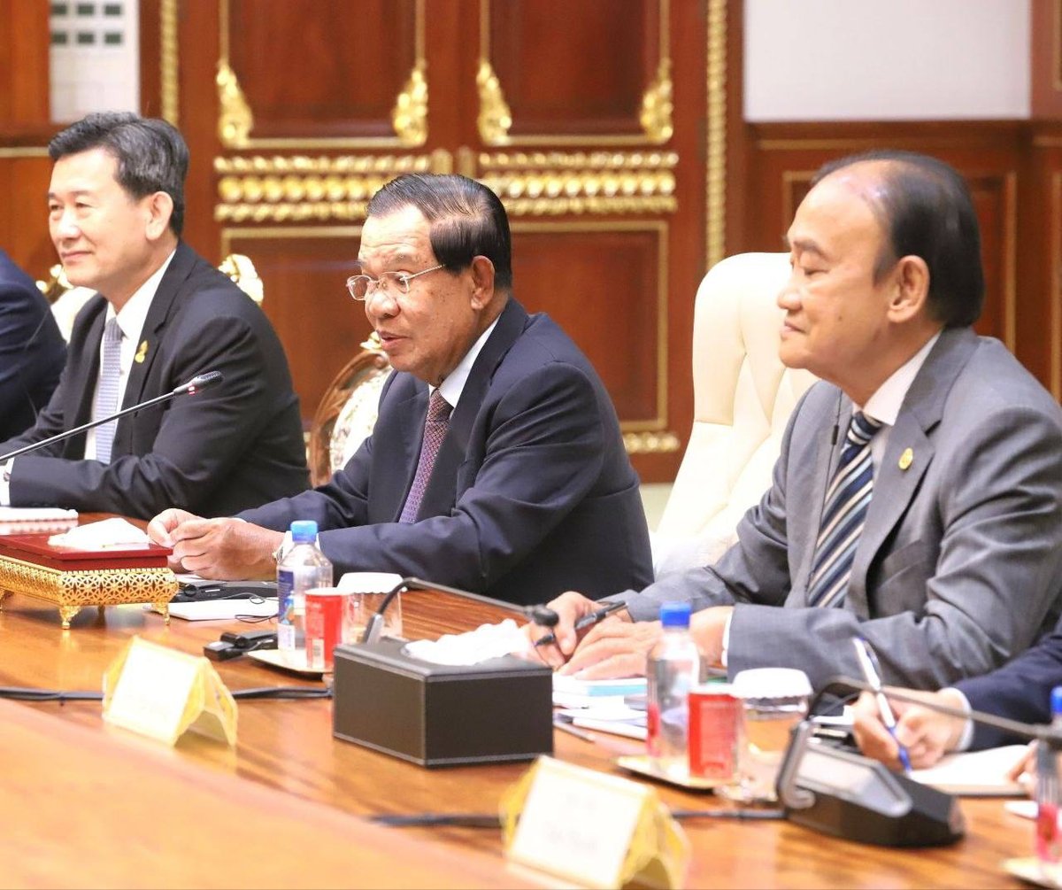 洪森会见老挝青年代表团 强调双边友好合作