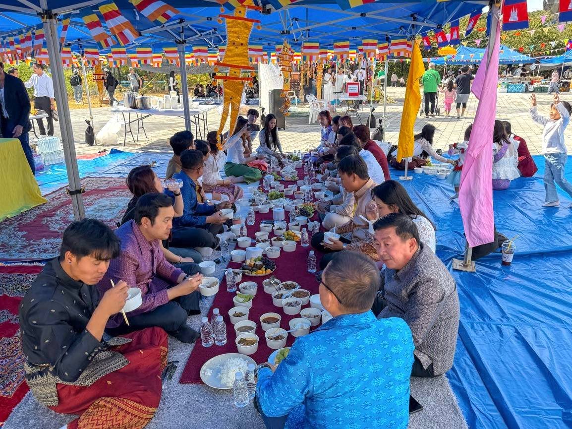 1500名在韩柬埔寨劳工欢聚 庆祝亡人节活动
