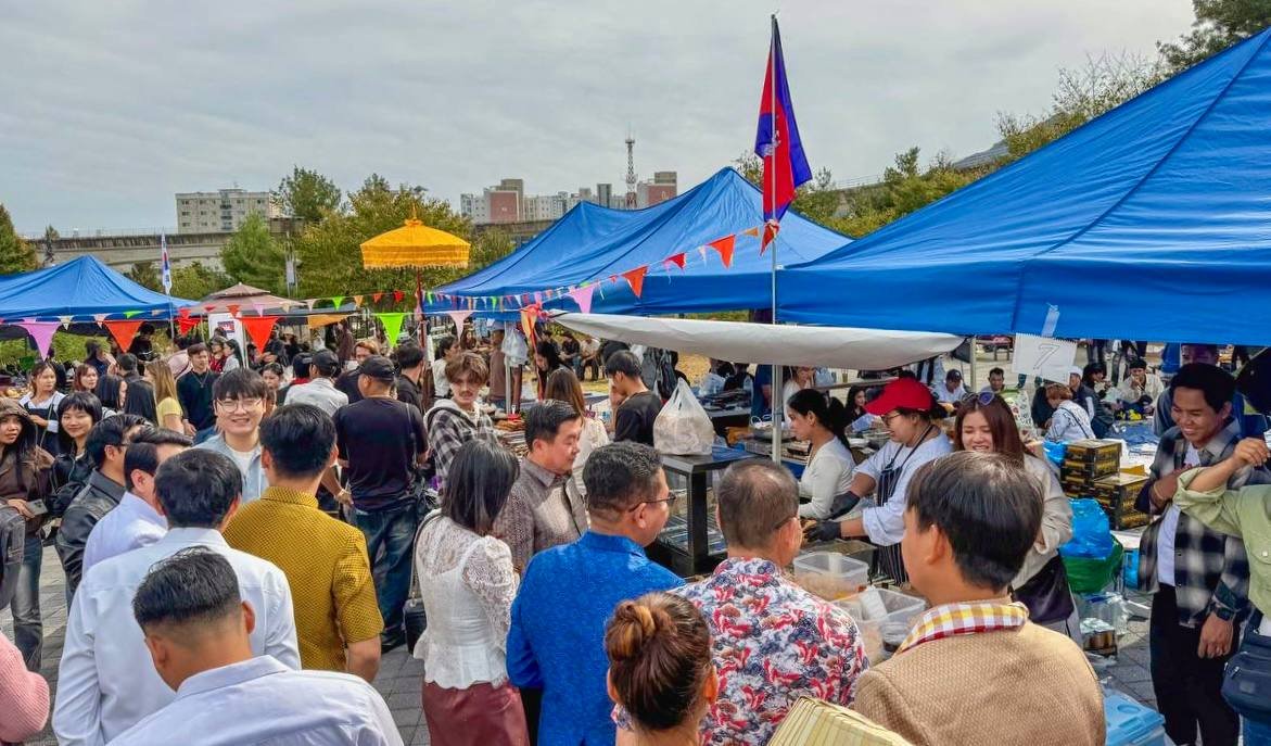 1500名在韩柬埔寨劳工欢聚 庆祝亡人节活动