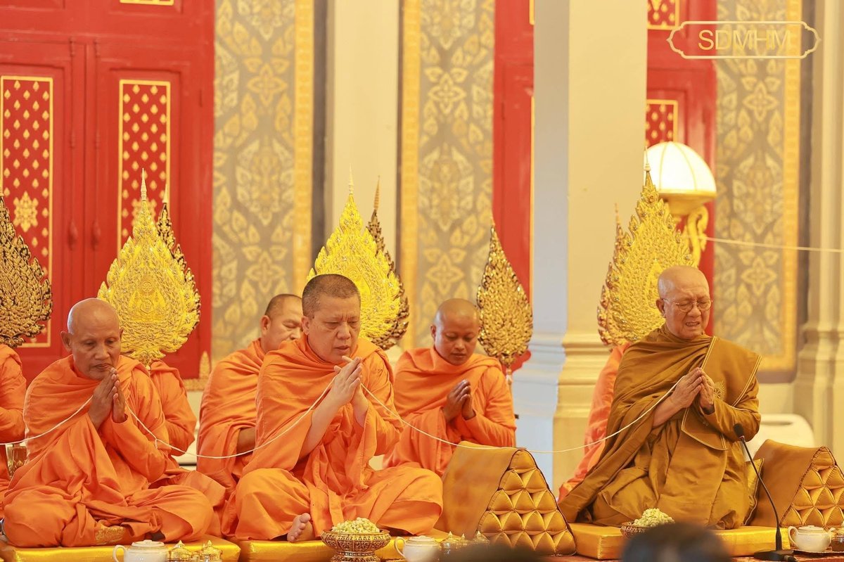 西哈莫尼国王主持亡人节祈福仪式 仪式在王宫举行