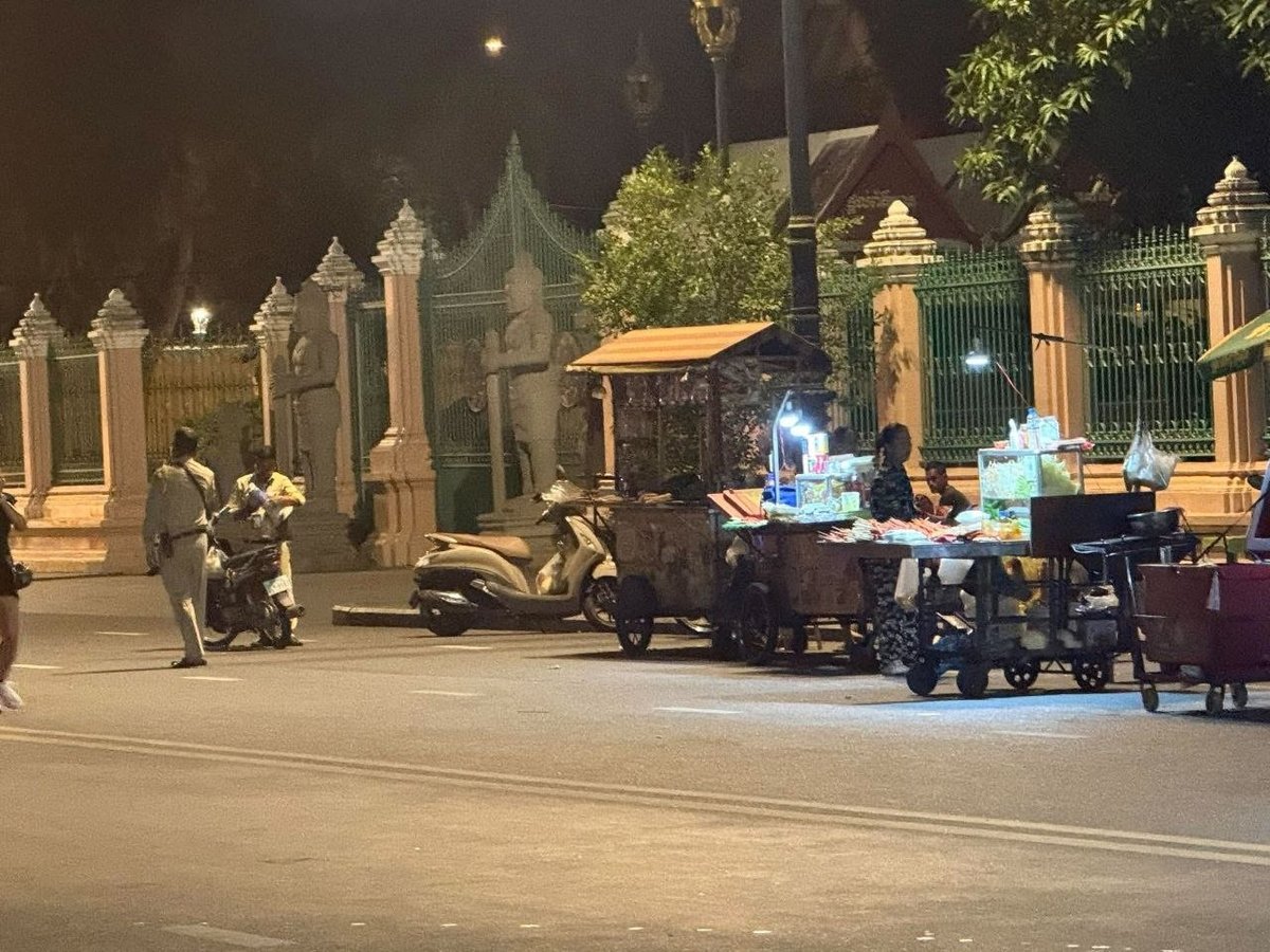 金边王宫周边商贩违规占道 甚至反拍执法人员