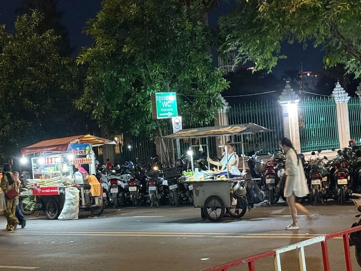 金边王宫周边商贩违规占道 甚至反拍执法人员