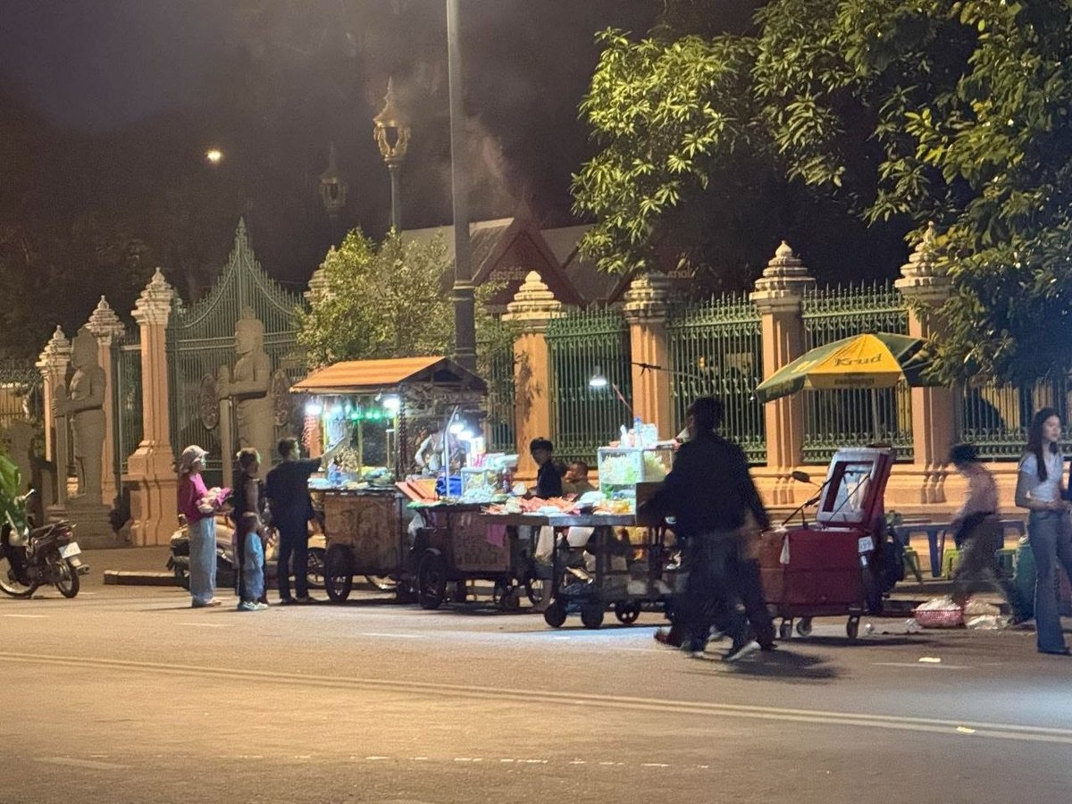 金边王宫周边商贩违规占道 甚至反拍执法人员