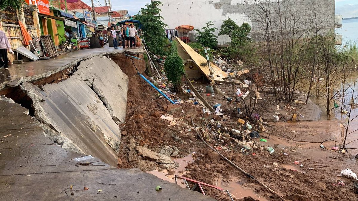 百列区湄公河沿岸路面坍塌 20米路段受损交通受阻
