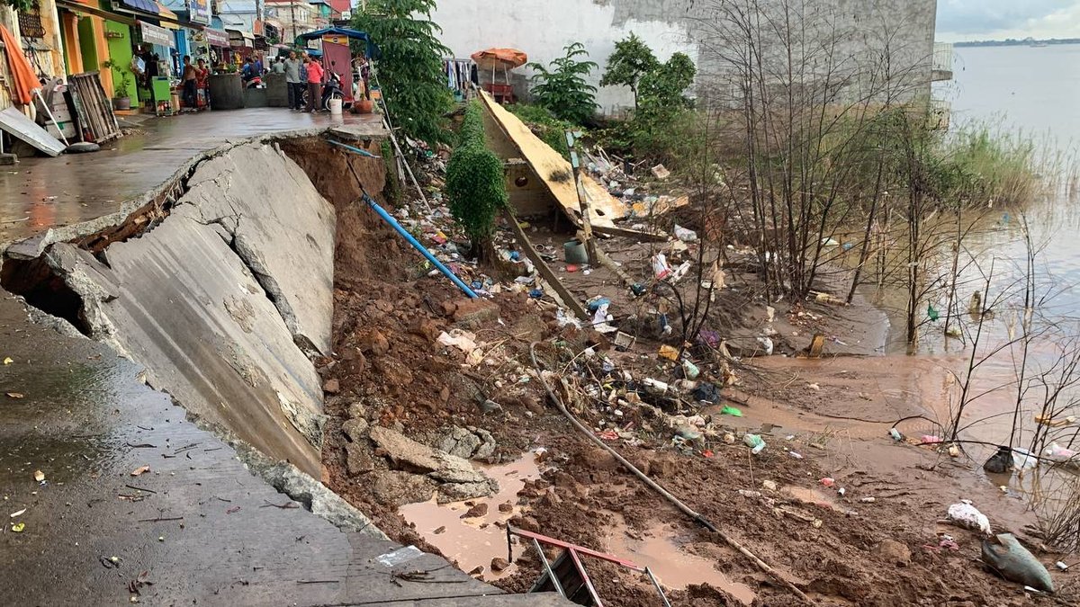 百列区湄公河沿岸路面坍塌 20米路段受损交通受阻