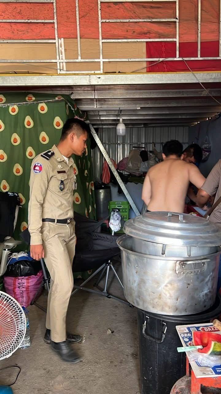 波贝警方查处非法卡痛水窝点 现场查获大量成品及原料