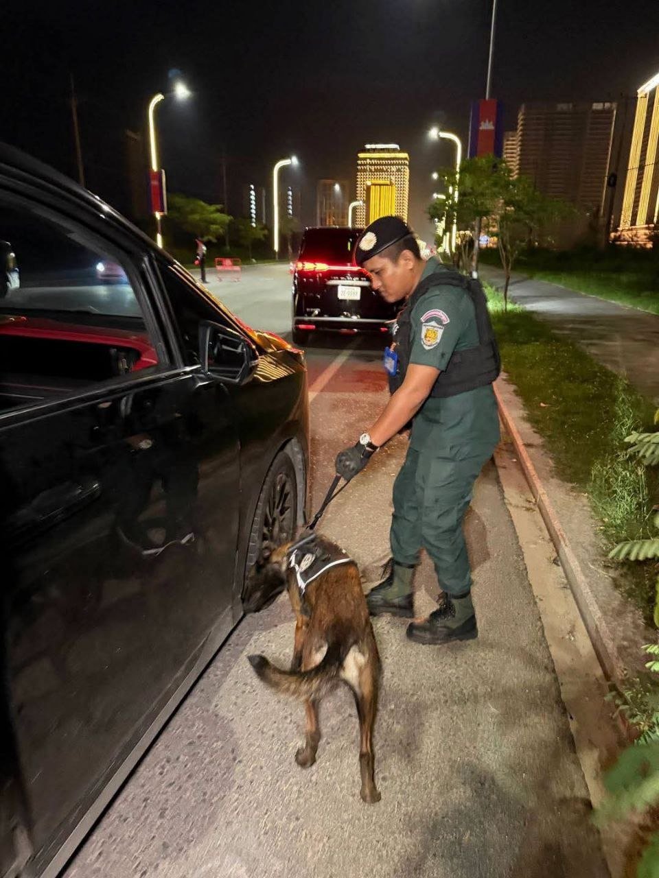 西港警方夜间携警犬巡查 排查武器爆炸物强化治安
