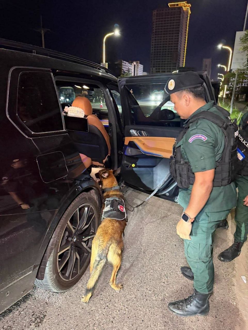 西港警方夜间携警犬巡查 排查武器爆炸物强化治安
