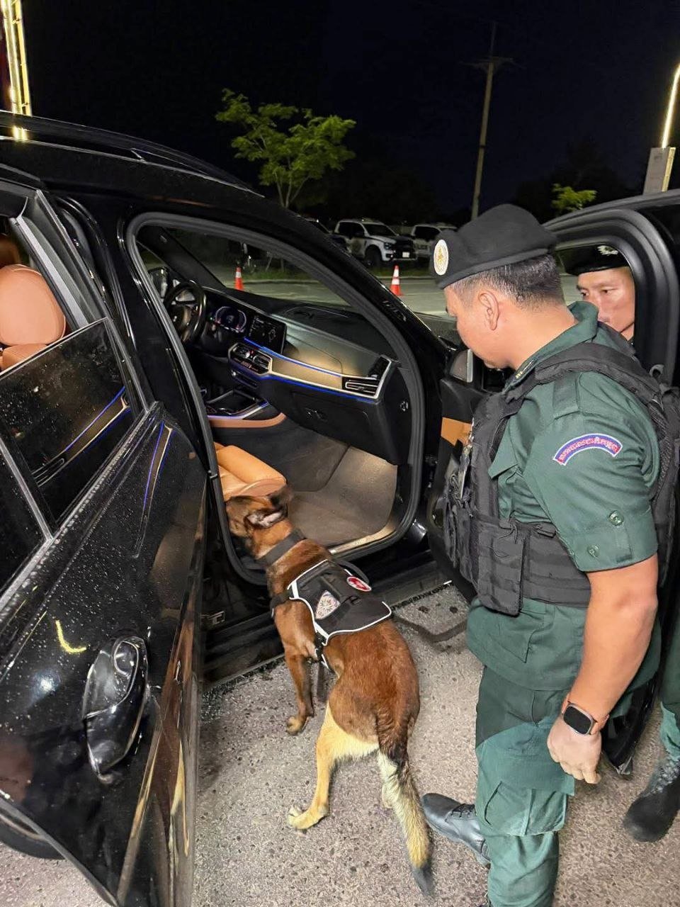 西港警方夜间携警犬巡查 排查武器爆炸物强化治安