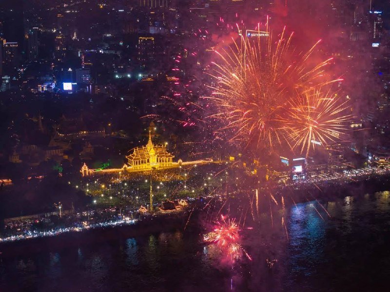 金边夜景庆西哈莫尼登基22周年 旅游频道引流国际游客