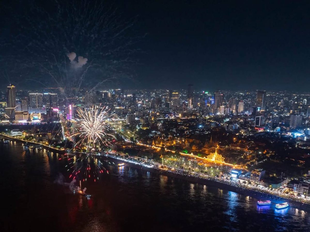 金边夜景庆西哈莫尼登基22周年 旅游频道引流国际游客