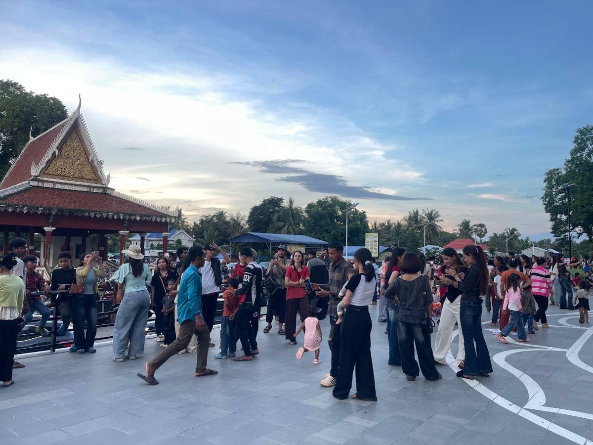 亡人节期间马德望省旅游景点游客络绎不绝
