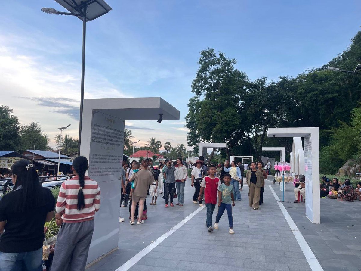 亡人节期间马德望省旅游景点游客络绎不绝