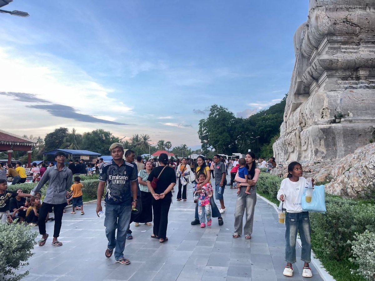 亡人节期间马德望省旅游景点游客络绎不绝