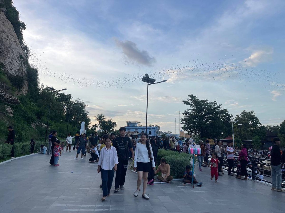 亡人节期间马德望省旅游景点游客络绎不绝
