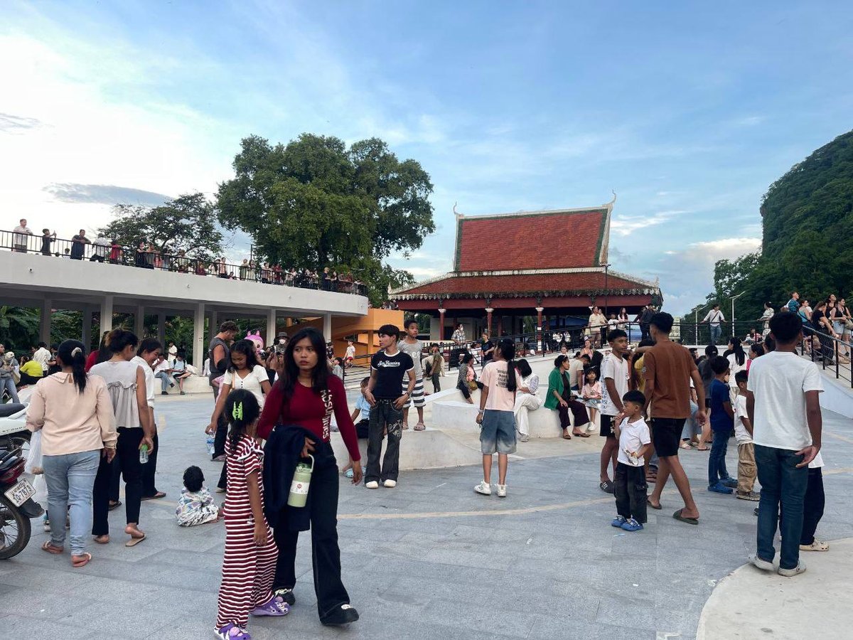 亡人节期间马德望省旅游景点游客络绎不绝