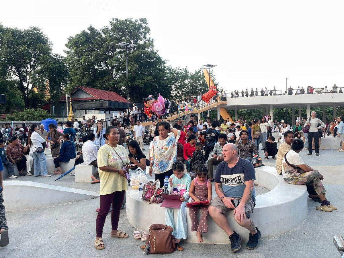 亡人节期间马德望省旅游景点游客络绎不绝