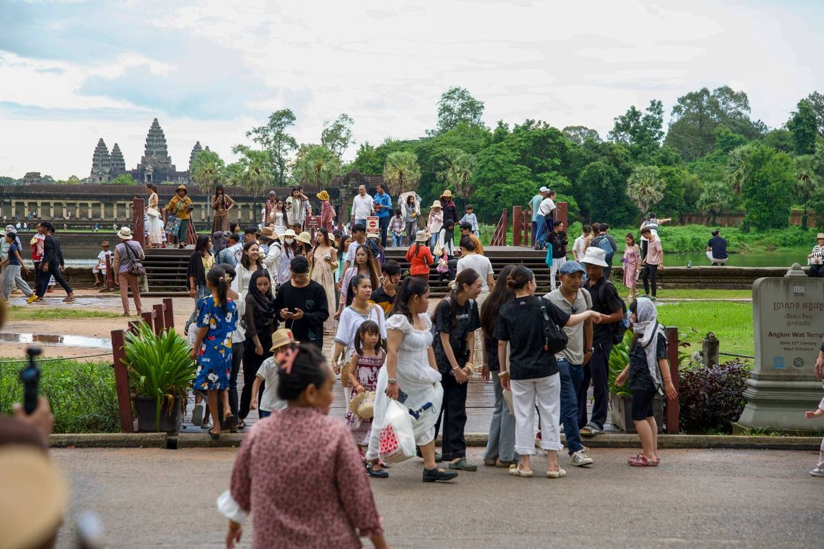 暹粒亡人节旅游热度回升 景区迎来大量游客