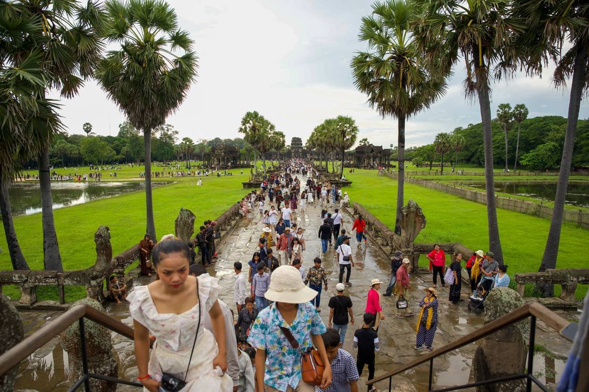 暹粒亡人节旅游热度回升 景区迎来大量游客