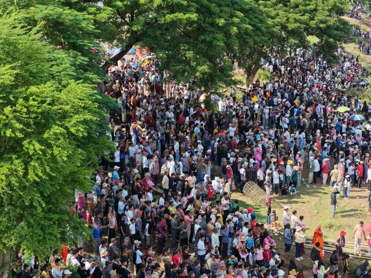 磅湛省亡人节旅游热度高 游客涌入各景点
