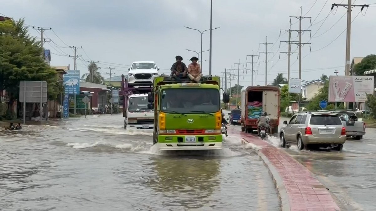 金边多处路段积水 重型车辆违规通行遭禁