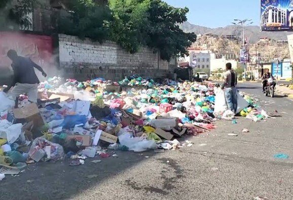 也门塔伊兹市因长期围困导致严重的人道主义危机,垃圾处理系统瘫